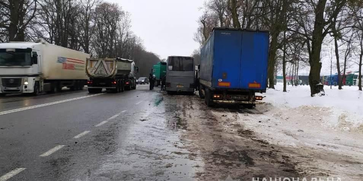 Масштабна ДТП на Вінниччині: зіштовхнулись шість авто та міжнародний автобус