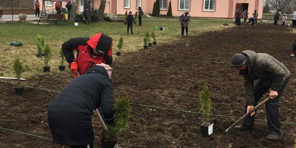 У Заливанщині біля сільського будинку культури з’явився новий сквер