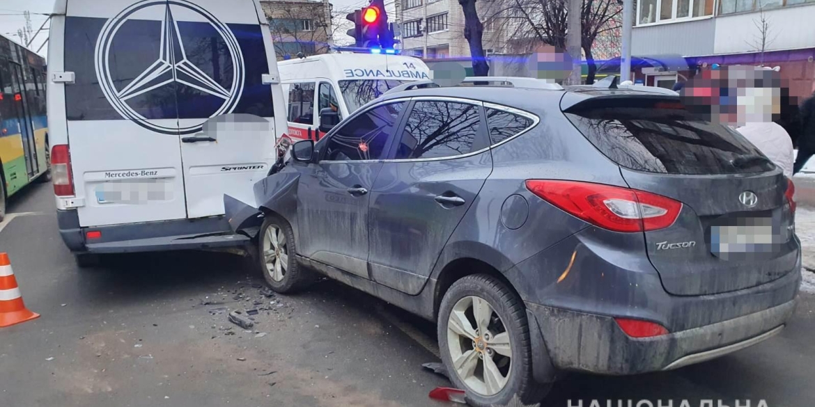 У Вінниці Hyundai зіштовхнувся з маршрутним таксі