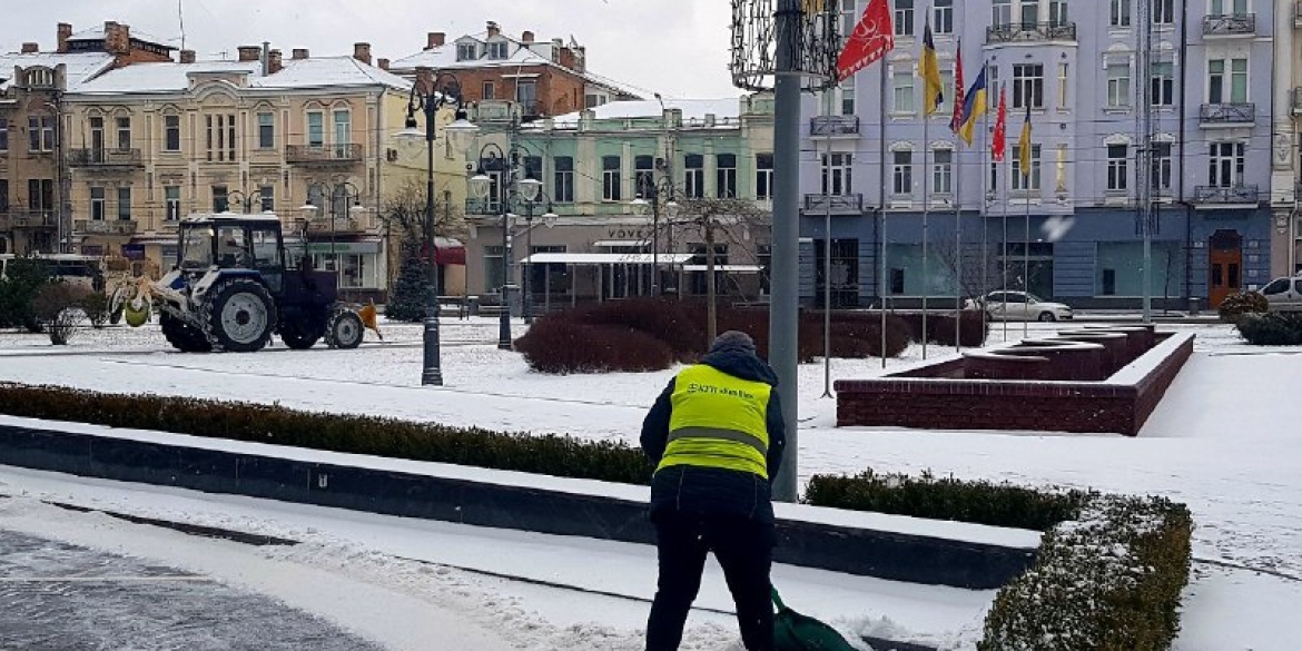 У Вінниці комунальники з п'ятої години ранку прибирали сніг