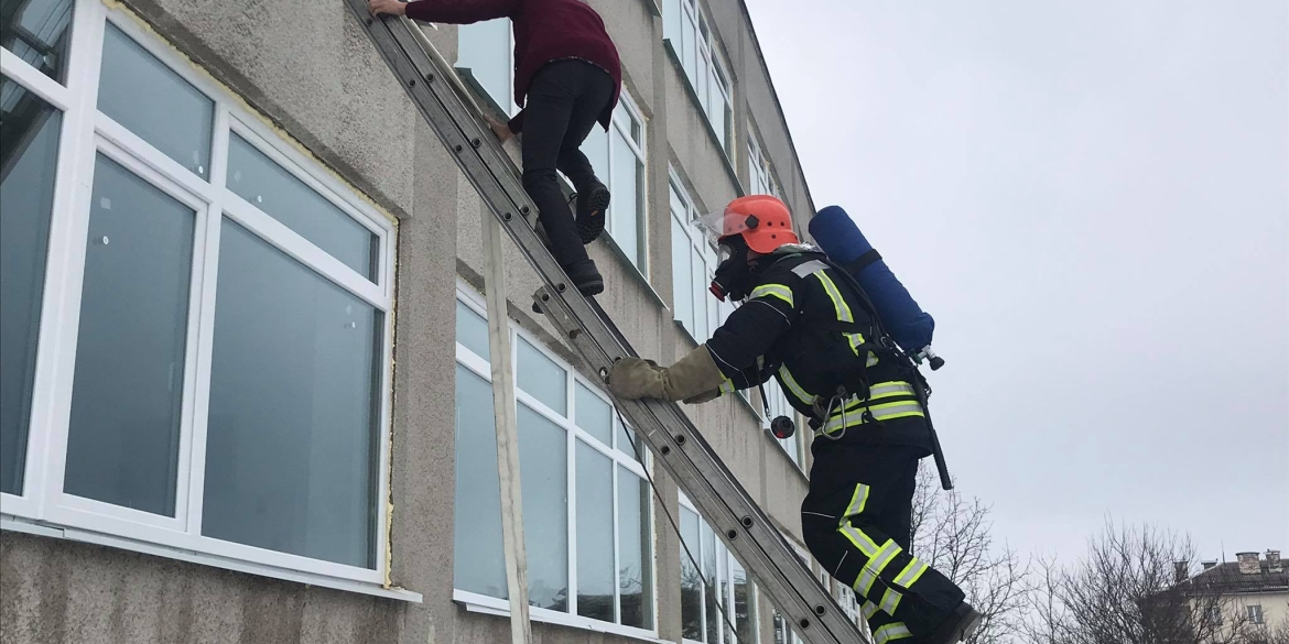 В Мурованих Курилівцях рятувальники навчали школярів, як діяти під час пожежі