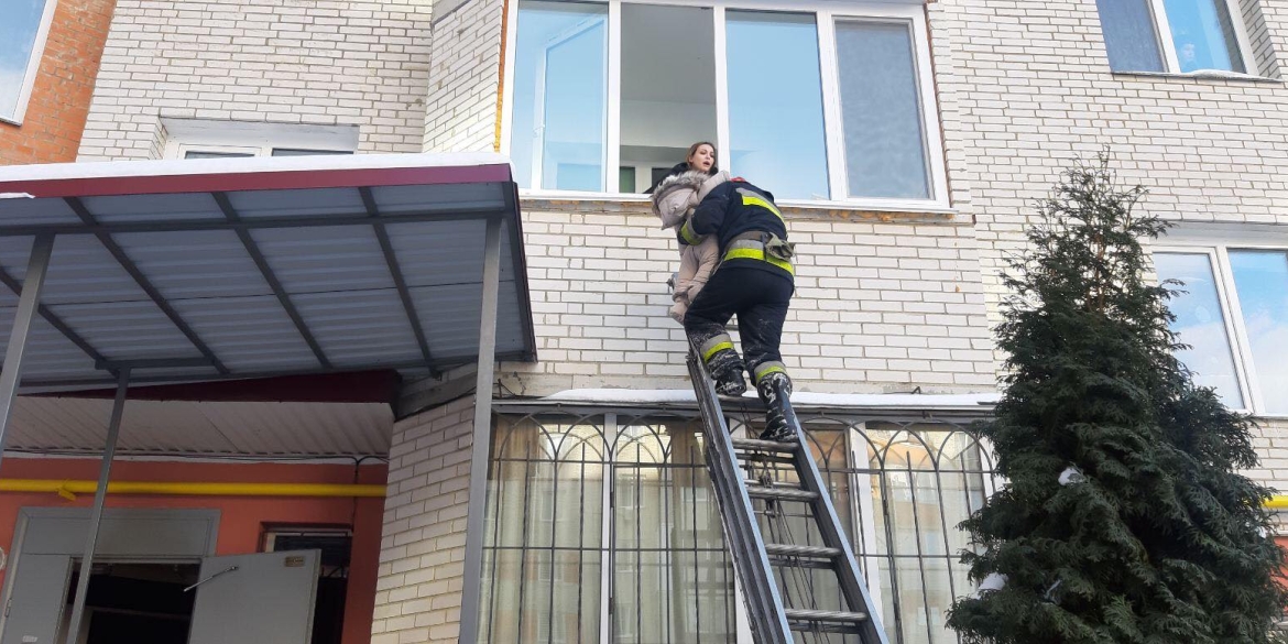 У Вінниці вогнеборці евакуювали мешканців під'їзду, де сталась пожежа, через вікна