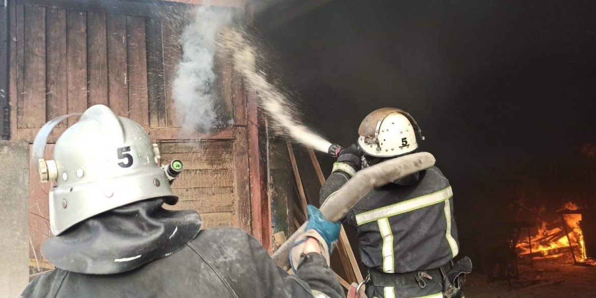 Вінницькі вогнеборці гасили пожежу на деревообробному підприємстві