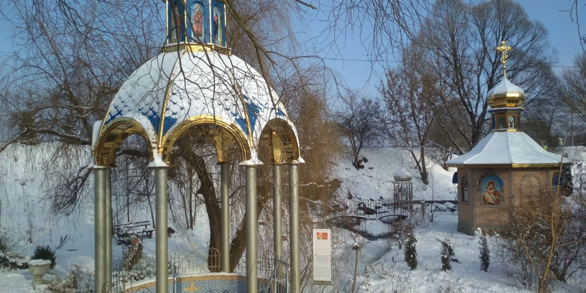 У Літині віряни не поспішають розчищати сходи до Джерела Пресвятої Богородиці