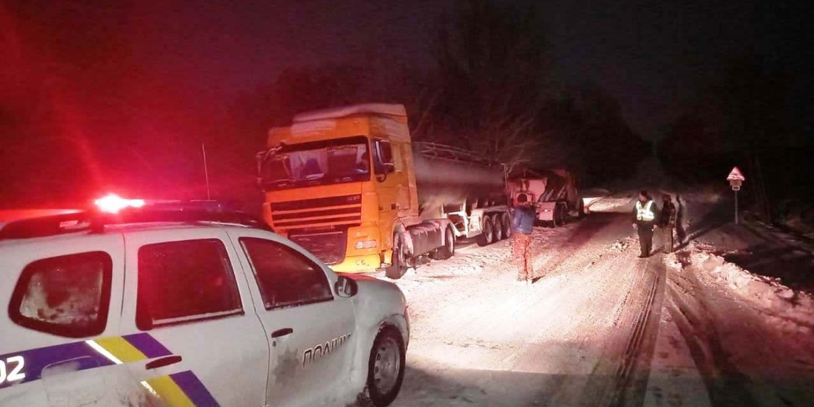 Водіям, які через негоду не можуть виїхати на дорогу, допомагають поліцейські та комунальники