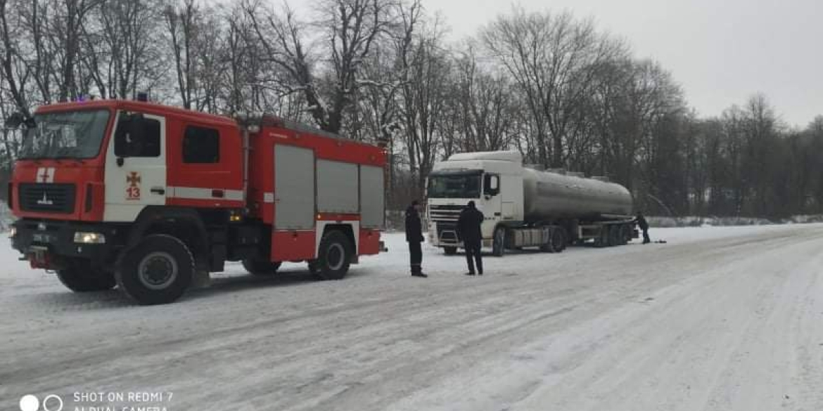 Витягують авто із заметів та допомагають водіям: вінницькі рятувальники другу добу працюють у посиленому режимі