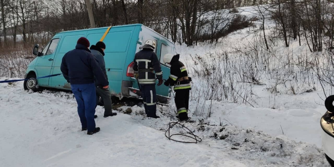 В Жмеринському району водій Mercedes Sprinter потрапив у сніговий "полон"