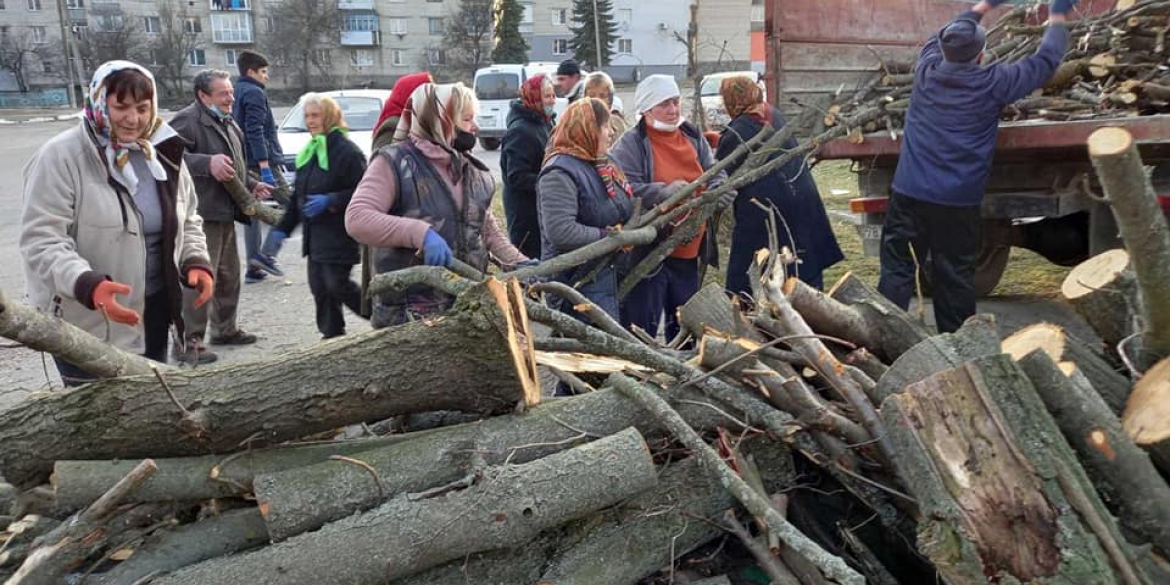 У Тиврові парафіяни відродили занедбаний сквер