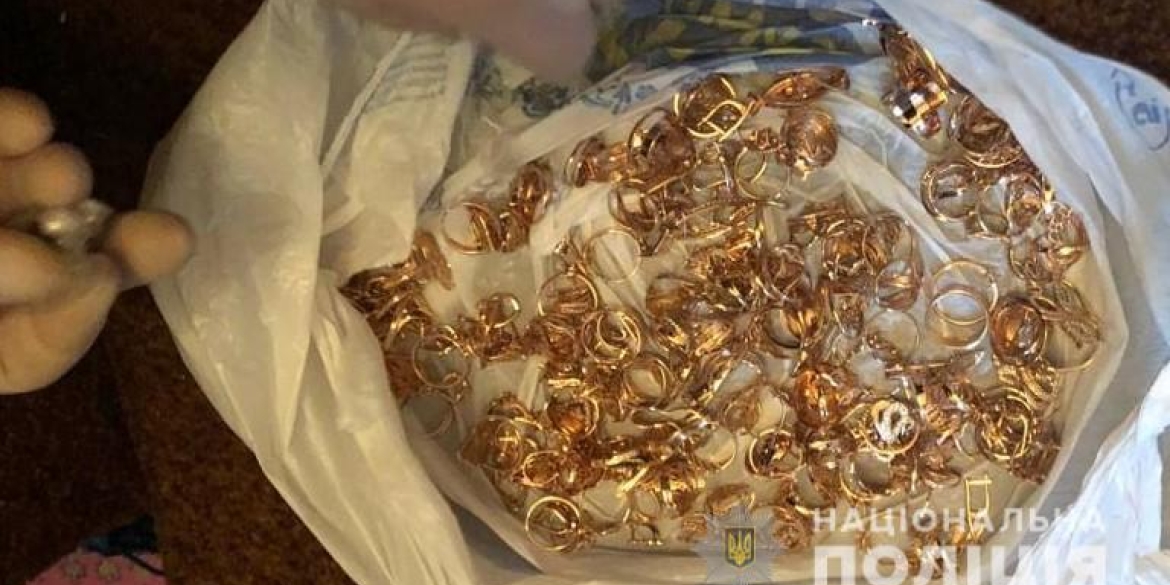 У Бершаді озброєні чоловіки вкрали з магазину більше двох кілограмів ювелірних виробів