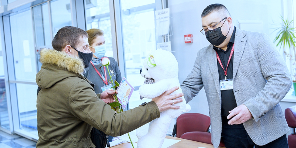 Вінницьким родинам, у яких на Новий рік та Різдво народилися діти, подарували коляски