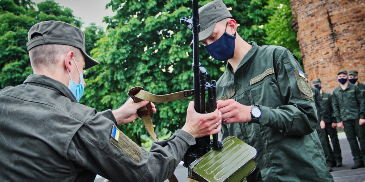 Молодим нацгвардійцям калинівського полку вручили зброю