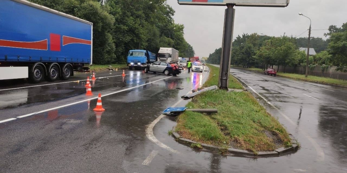 На вулиці Київській у Вінниці водій КІА пошкодив газон та "зніс" дорожній знак