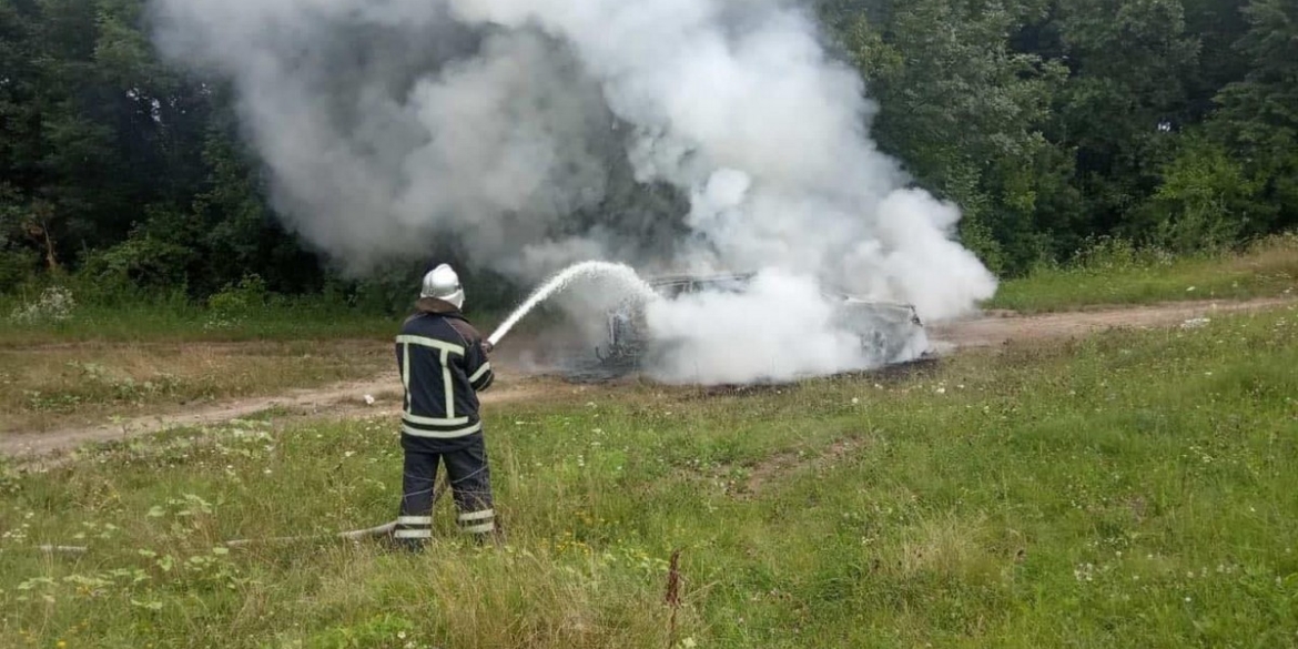 В Теплику рятувальники гасили палаючий автомобіль