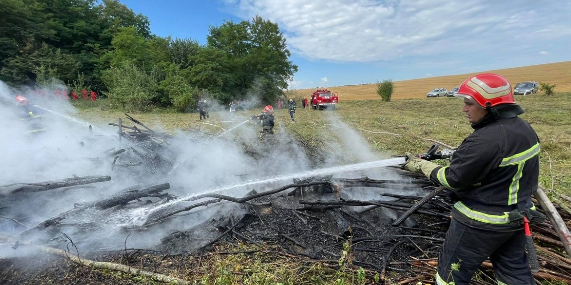 На Вінниччині рятувальники разом із лісівниками тренувались гасити лісові пожежі