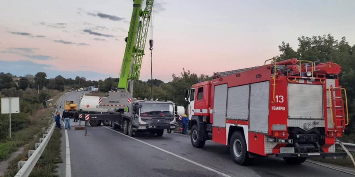 На Вінниччині в результаті аварії на трасі розгерметизувалась цистерна з пальним