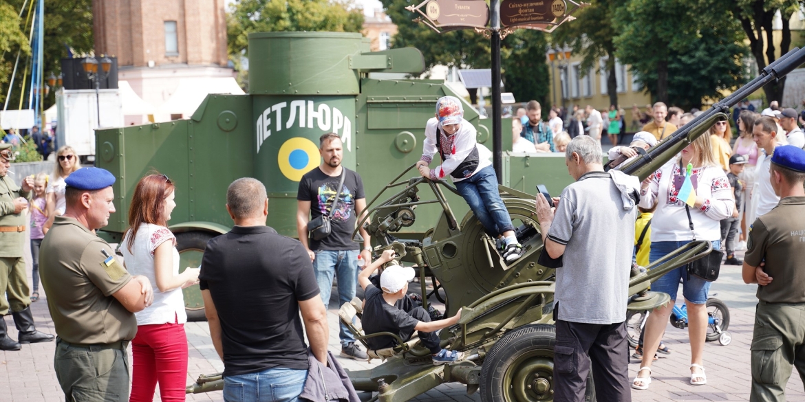 На виставці "На захисті Незалежності" вінничанам продемонстрували бронеавтомобіль "Отаман Петлюра" та зенітну установку