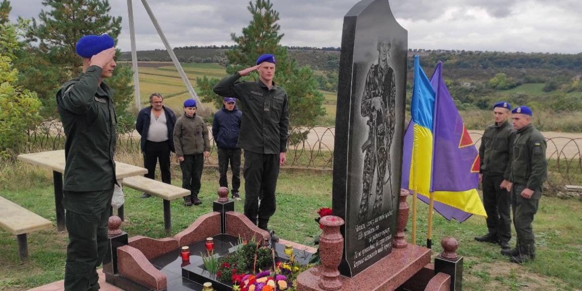 У Ямпільському районі гвардійці вшанували пам'ять побратима