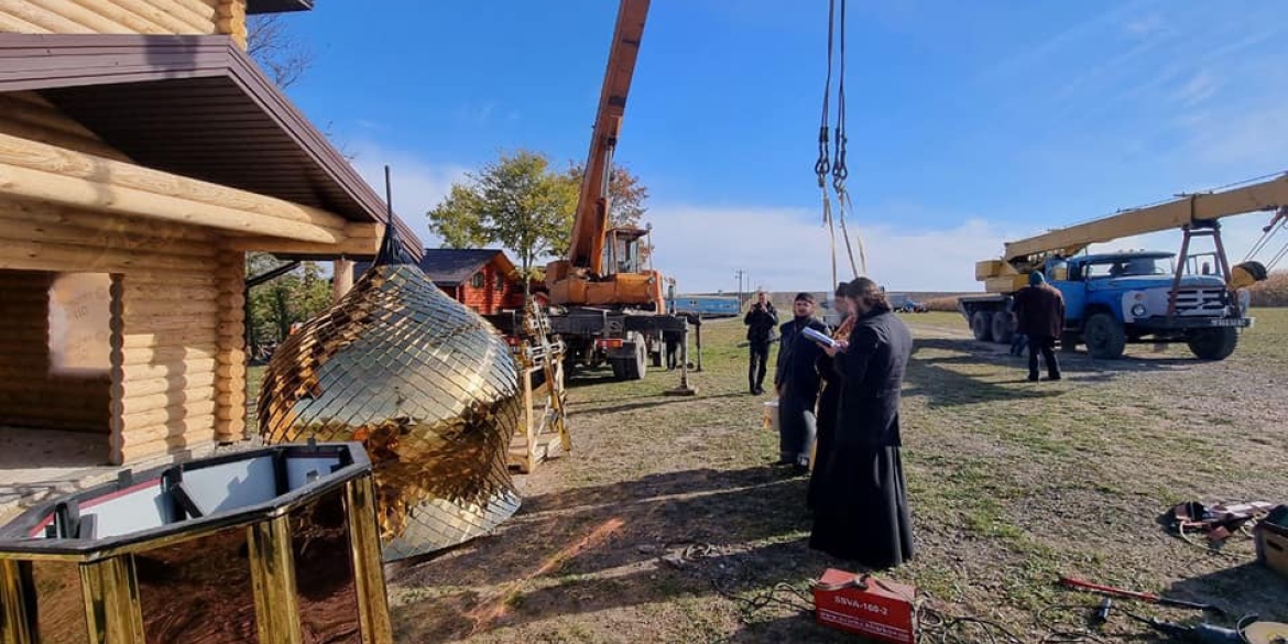 На Вінниччині встановили купол над храмом на Долині Хрестів