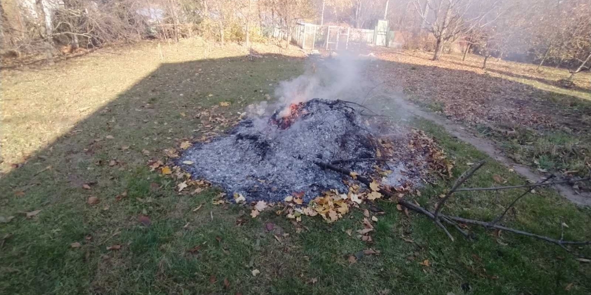 У Вінницьких Хуторах на чоловіка, який палив листя на подвір'ї склали протокол