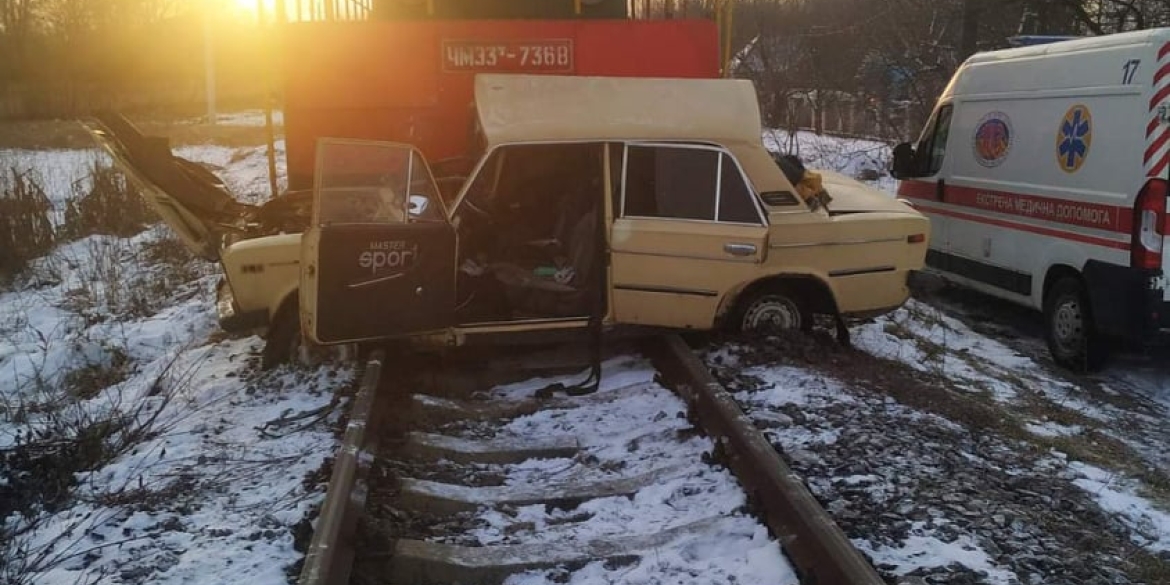 На залізничному переїзді у Вінниці дизельний потяг зіштовхнувся з "ВАЗом"