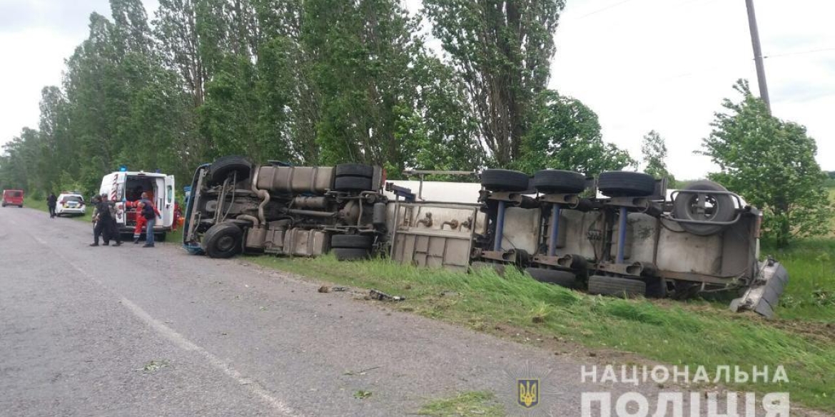 В Жмеринському районі перекинулась автоцистерна з пальним. Водій у лікарні