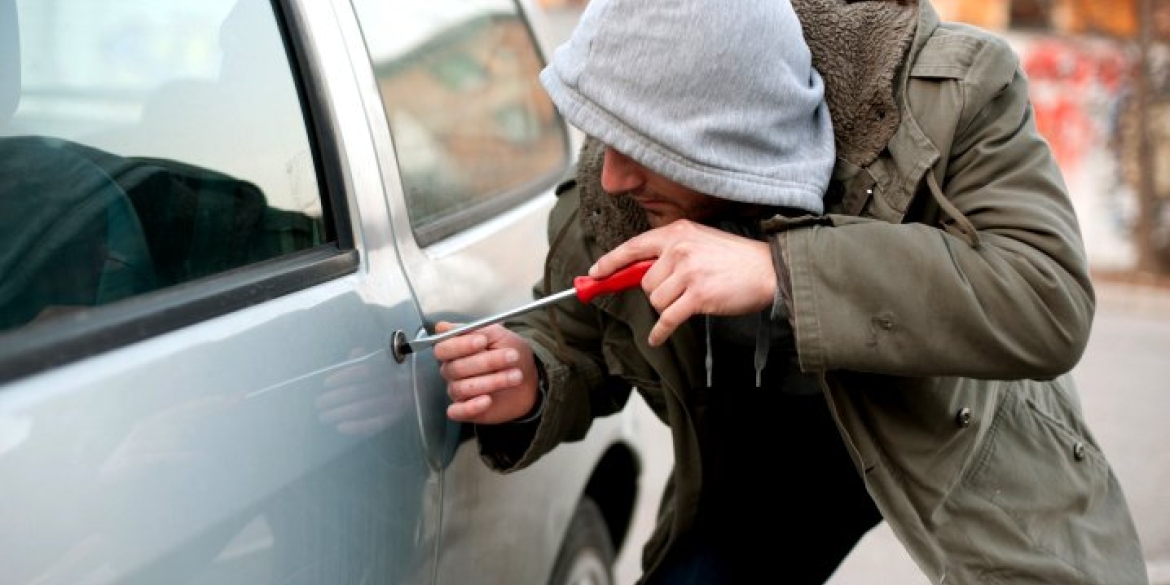 В Козятині  молодик обікрав автомобіль: виніс магнітолу та акумулятор