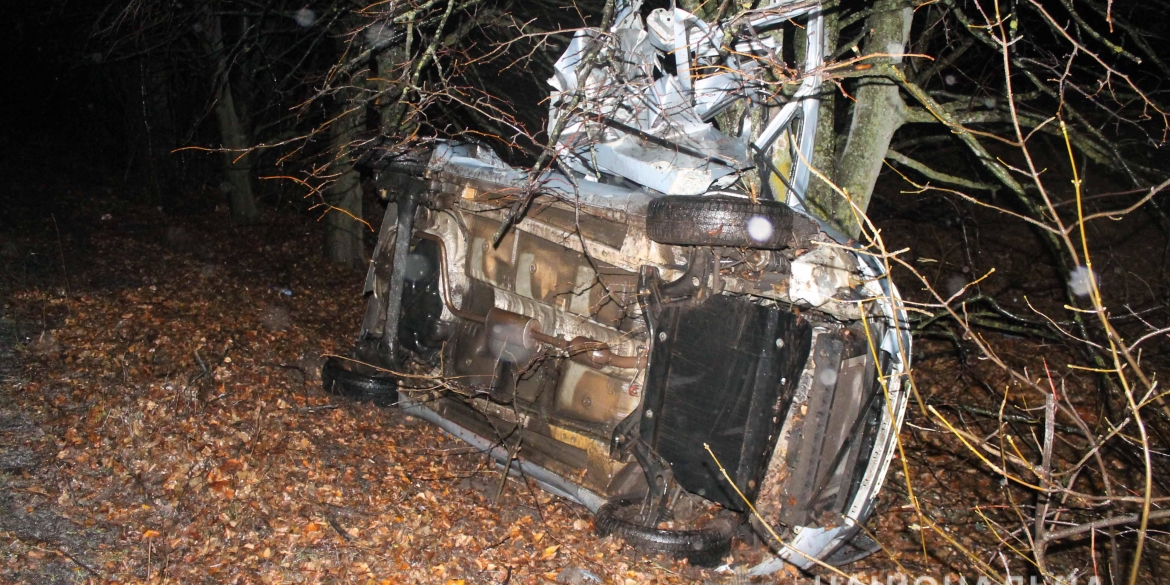 В Барському районі автомобіль в’їхав у дерево та перекинувся. Є загиблі