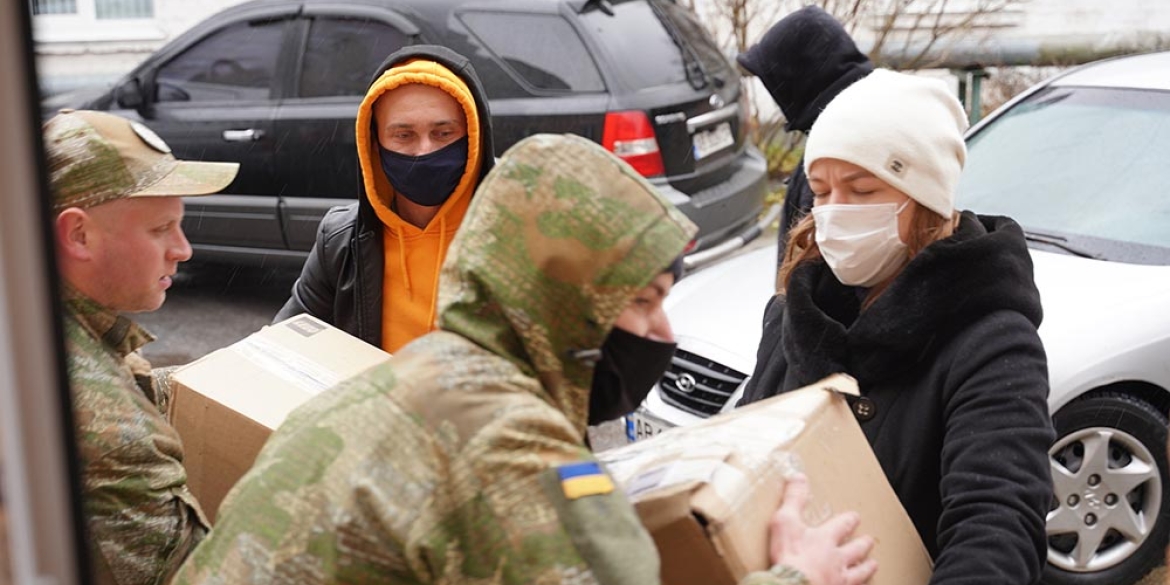 Вінничани зібрали новорічні гостинці для воїнів на Сході