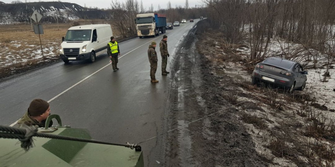 Калинівські нацгвардійці допомогли донеччанам, чиє авто злетіло з дороги