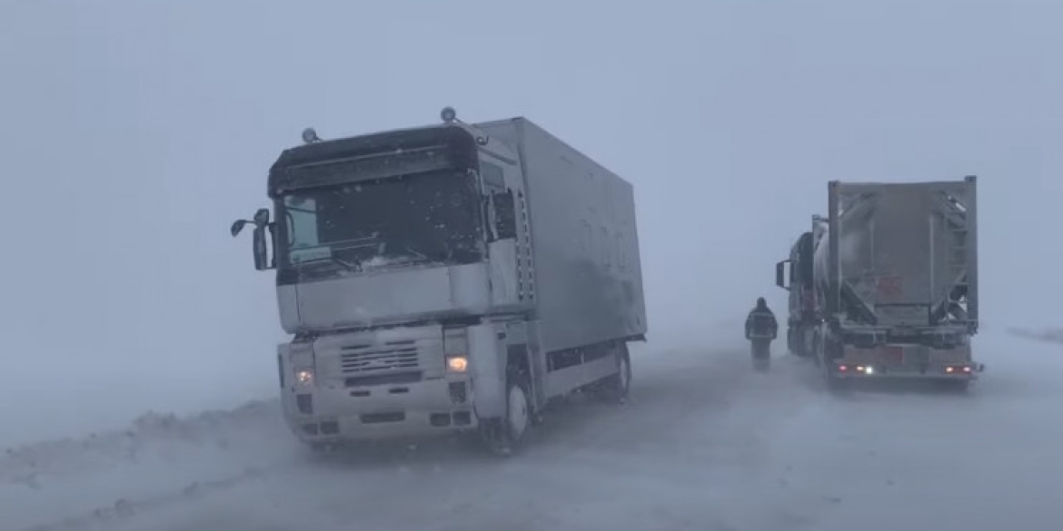 На дорогах Вінниччини через негоду обмежують рух вантажівок