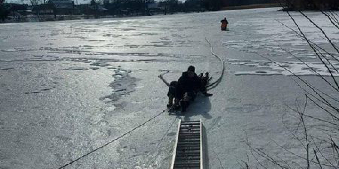 В Козятині з водойми рятували чоловіка, який провалився під кригу