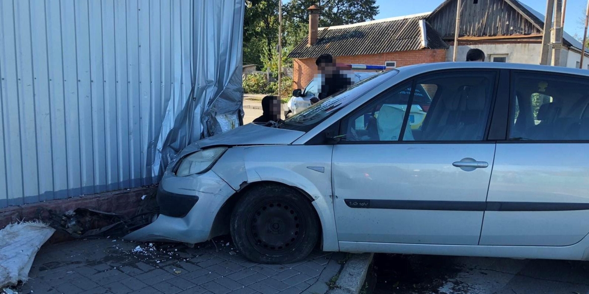 У Вінниці водій Renault збив чоловіка на тротуарі