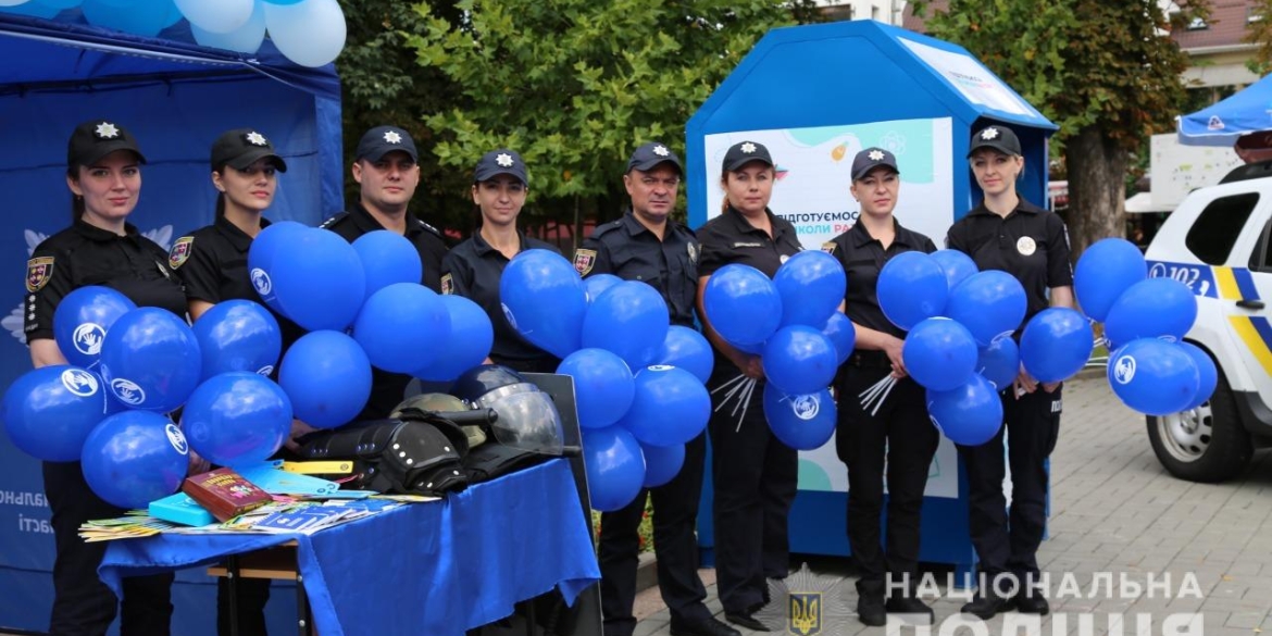 У Вінниці копи влаштували акцію, аби допомогти зібрати до школи діток з малозабезпечених родин