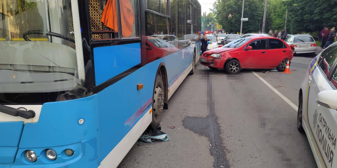 У Вінниці на вулиці Ватутіна зіштовхнулись 5 авто, мопед та тролейбус – є постраждалі