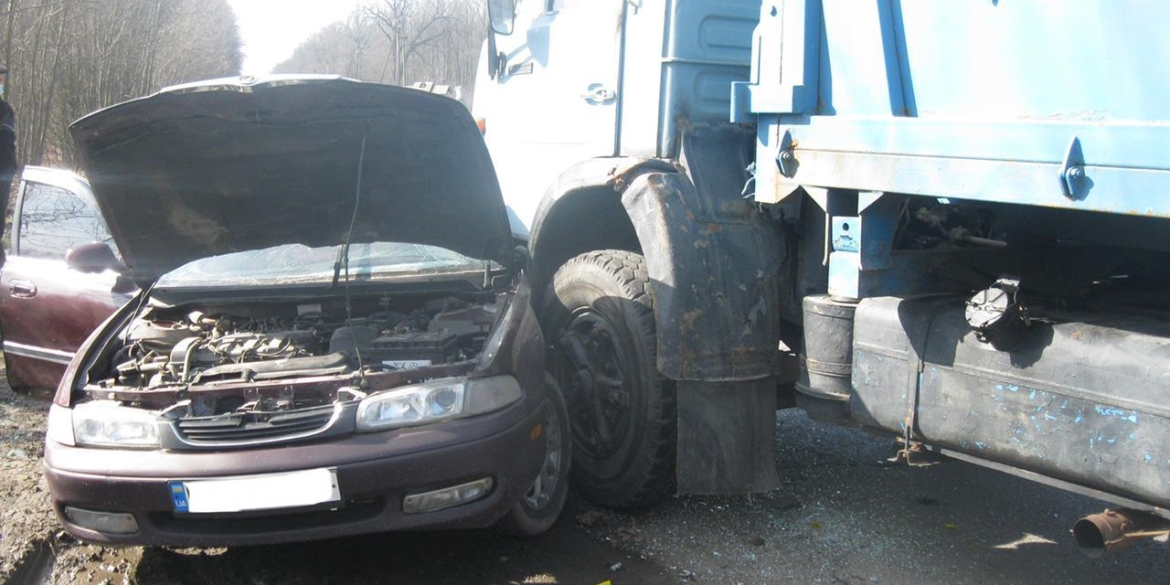 У Ладижині водій “Мазди” виїжджав із заправки та заїхав у... “КАМАЗ”