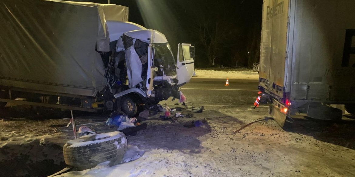 У Вінницькому районі DAF зіткнувся із припаркованою вантажівкою