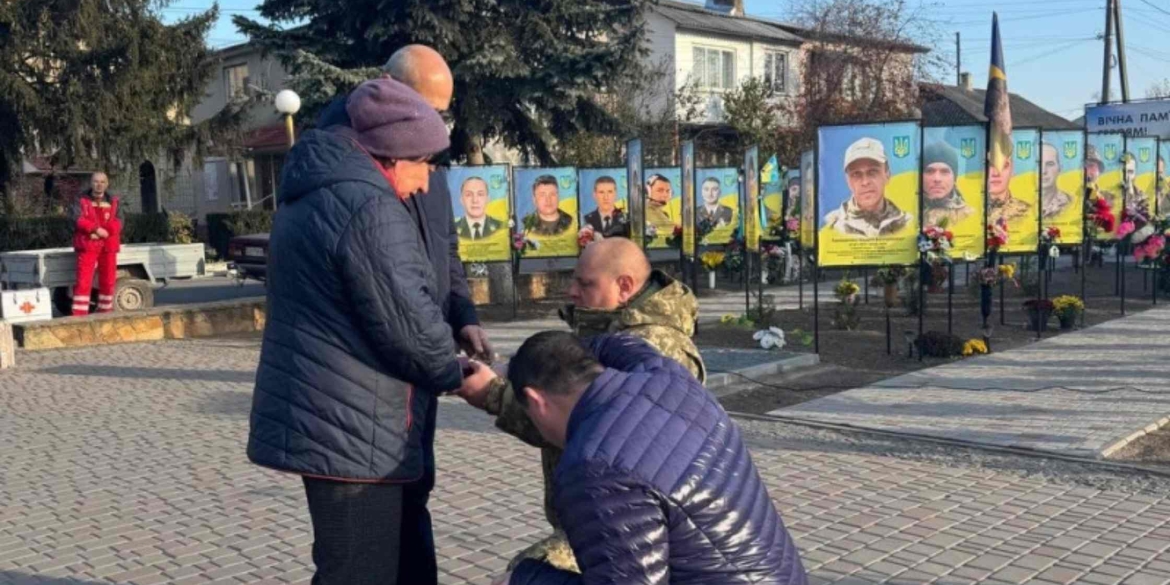 Батькам загиблого крижопільського військового вручили орден «Хрест Героя»