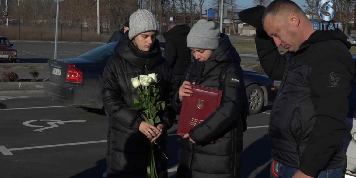 Батьки захисника Дениса Бадіки отримали посмерту нагороду сина - орден Героя України