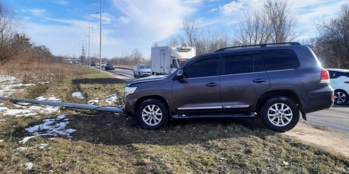 Чотири протоколи отримав п'яний водій, який в'їхав в електроопору у Вінниці