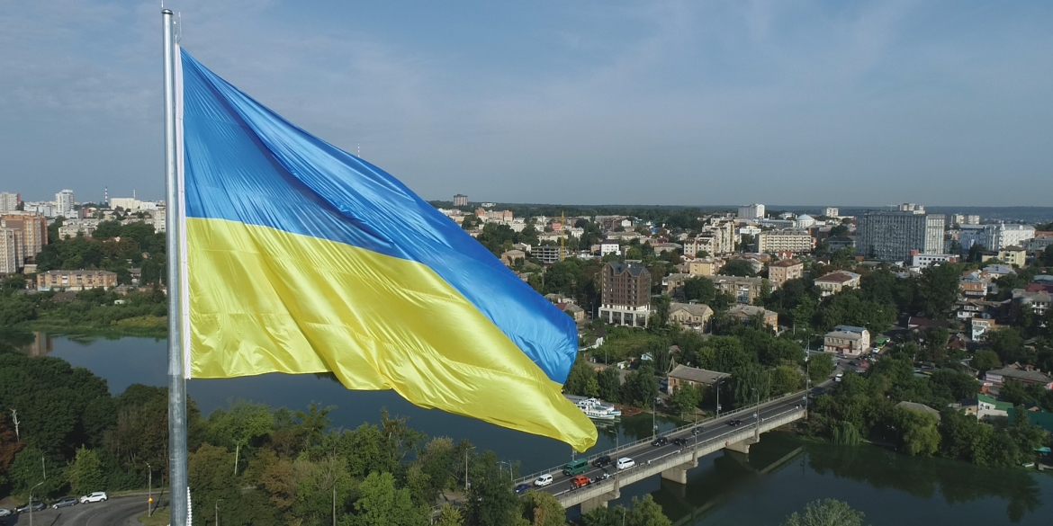 У Вінниці росіянин зняв Державний прапор з міської будівлі