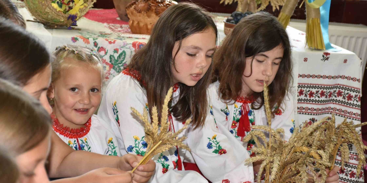 Діти у Великих Крушлинцях долучилися до творчої майстерні зі створення оберега