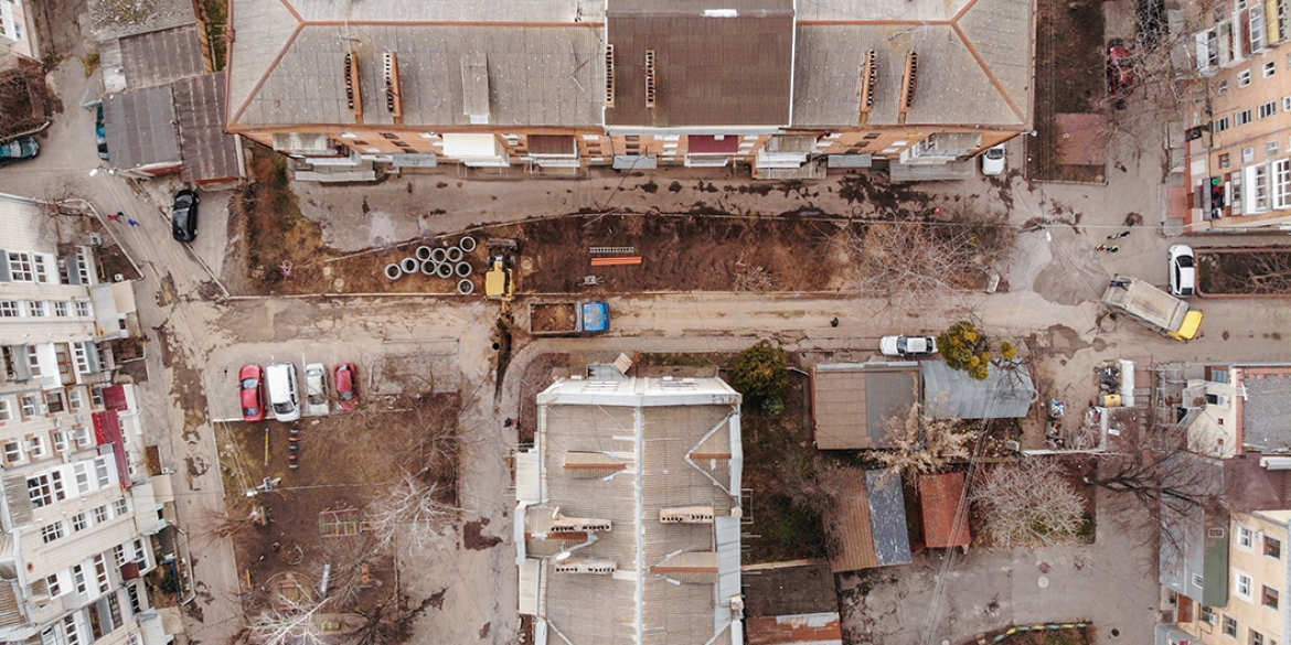 У Вінниці на подвір'ї будинку по вул.Гоголя замінюють мереж