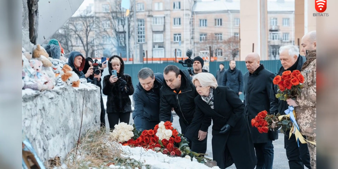 До Вінниці приїхала міністерка оборони Латвії та відвідала місце трагедії 14 липня