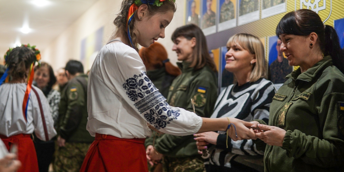 До вінницької бригади завітали дітки зі святковим Вертепом та подарунками