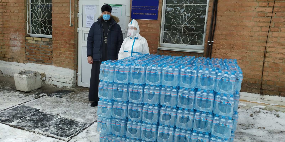 Вінницько-Барська єпархія передала допомогу у вінницьку лікарню