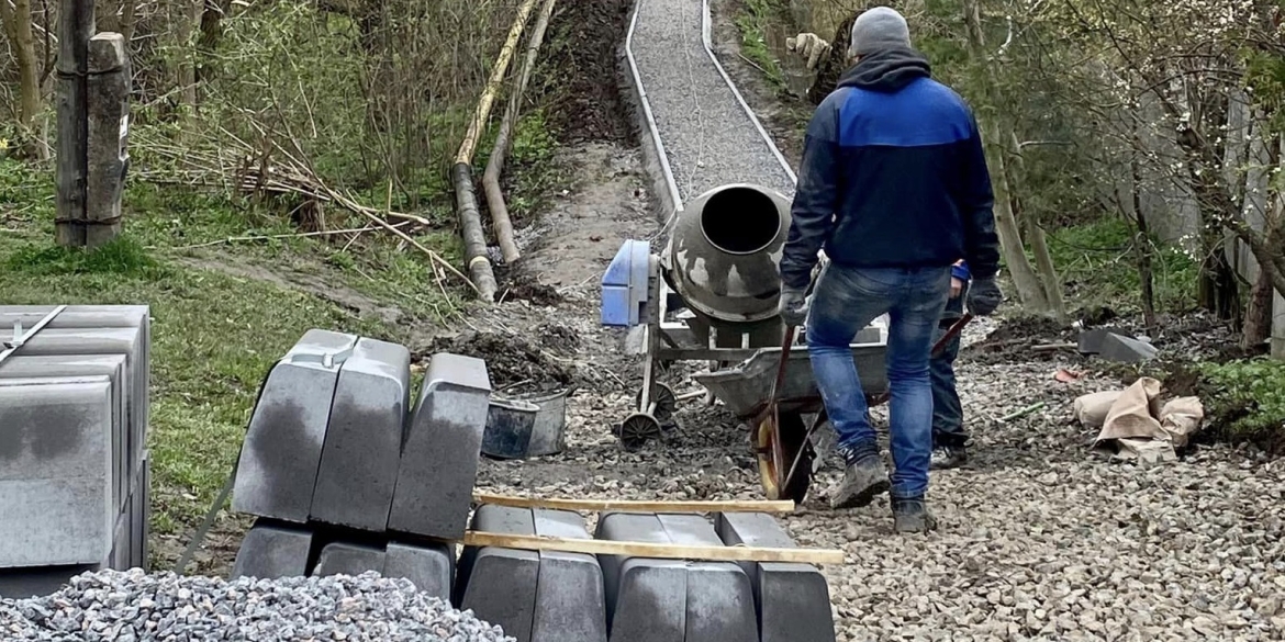 Доріжка та сходи: у Вінницьких Хуторах облаштовують алею між ставками