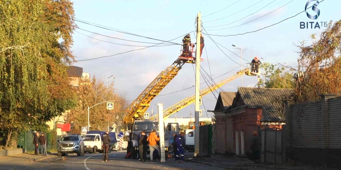 Дорожній колапс у Вінниці_ вантажівка знесла електроопори та паралізувала рух у місті 