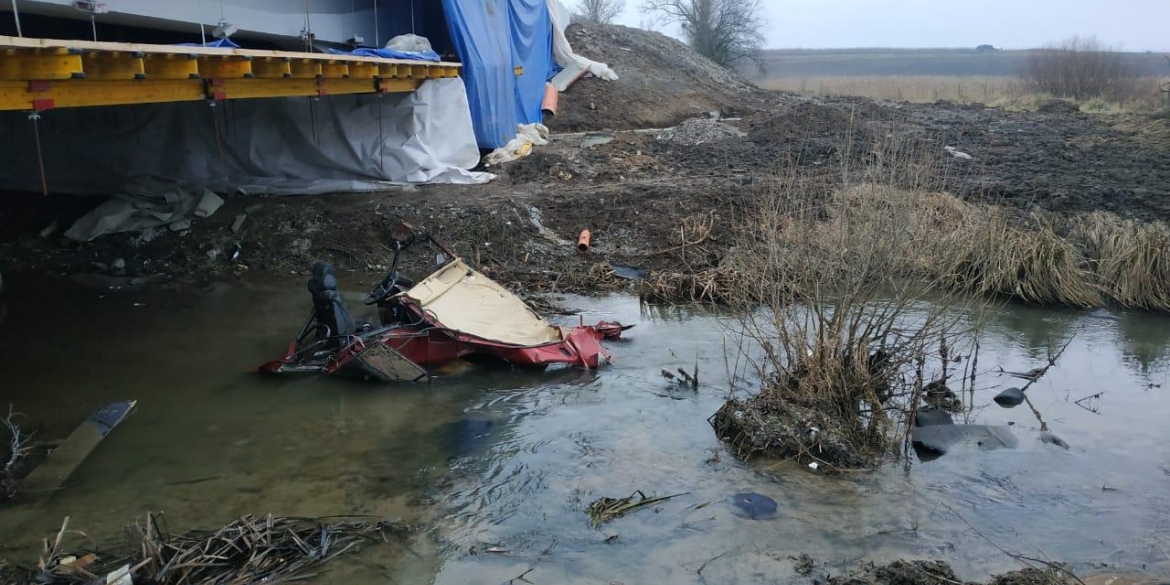 На Вінниччині водій "ВАЗу" зіткнувся з огорожею моста та з’їхав в річку. Постраждали п’ятеро людей