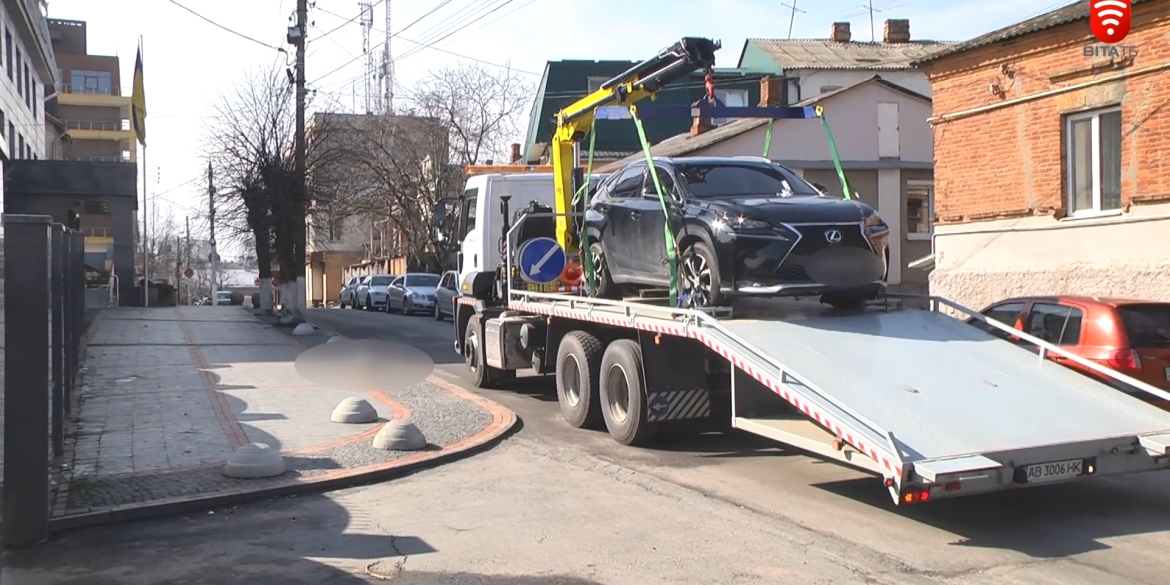 У Вінниці першим евакуйованим авто став "Лексус"