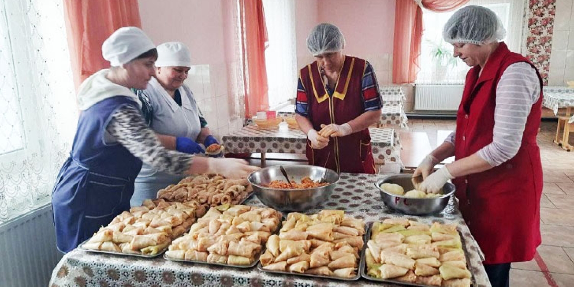 Голубці у банках та домашня випічка - як калинівчани піклуються про захисниківГолубці у банках та домашня випічка - як калинівчани піклуються про захисників